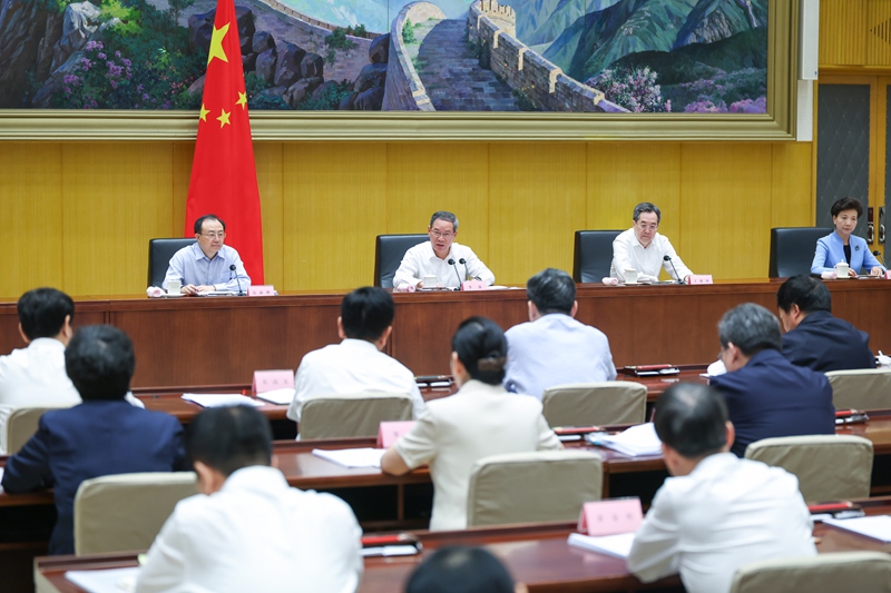 李强在实施渐进式延迟法定退休年龄工作动员部署视频会议上强调
稳妥有序实施渐进式延迟法定退休年龄改革
为推进中国式现代化提供重要支撑
丁薛祥出席「相关图片」