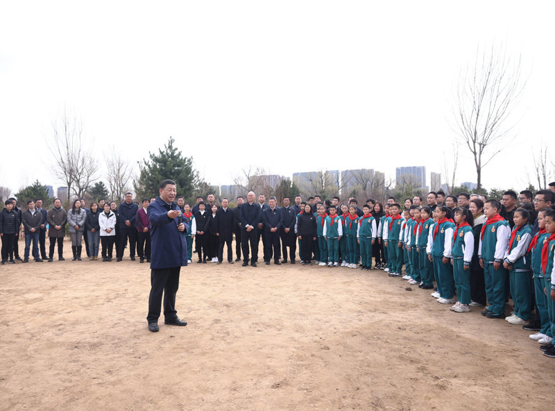 习近平在参加首都义务植树活动时强调
全社会都做生态文明建设的实践者推动者
让祖国天更蓝山更绿水更清生态环境更美好
李克强栗战书汪洋王沪宁赵乐际韩正王岐山参加「相关图片」