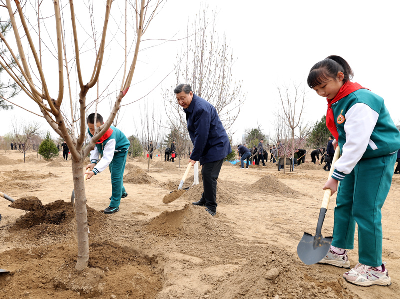 习近平在参加首都义务植树活动时强调
全社会都做生态文明建设的实践者推动者
让祖国天更蓝山更绿水更清生态环境更美好
李克强栗战书汪洋王沪宁赵乐际韩正王岐山参加「相关图片」
