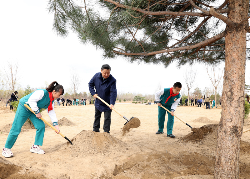 习近平在参加首都义务植树活动时强调
全社会都做生态文明建设的实践者推动者
让祖国天更蓝山更绿水更清生态环境更美好
李克强栗战书汪洋王沪宁赵乐际韩正王岐山参加「相关图片」