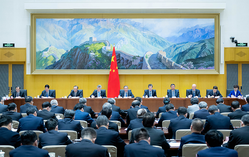 李强在国务院第一次廉政工作会议上强调
深入贯彻全面从严治党战略方针
坚定不移推进政府党风廉政建设
丁薛祥主持 李希等出席「相关图片」