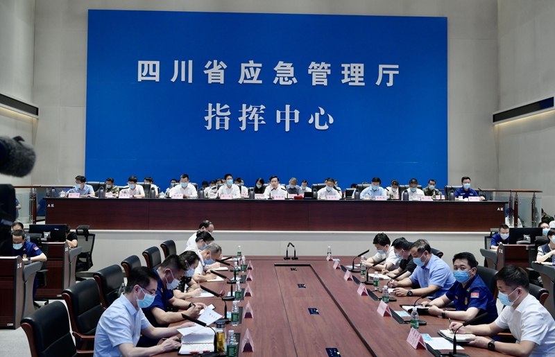 王晓晖主持召开泸定地震抢险救灾工作调度会强调
迅速行动起来全力做好抗震救灾工作
最大限度保障人民群众生命财产安全「相关图片」