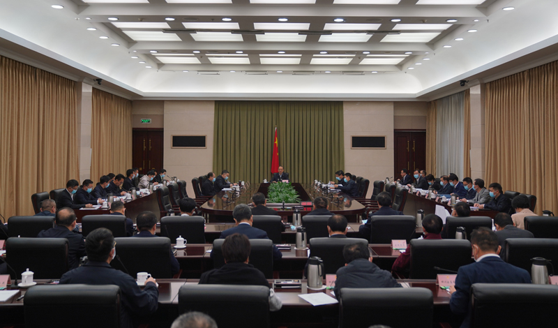 黄强主持召开专题会议研究部署贯彻落实习近平总书记在全国两会期间的重要讲话精神和
国务院《政府工作报告》工作
提高政治站位扛起千钧重担
坚决守住安全底线生态红线全力推动经济爬坡过坎「相关图片」